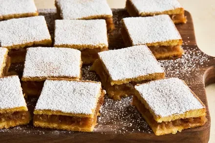 Prăjitură Turnată Cu Mere (Jammy Apple Bars)